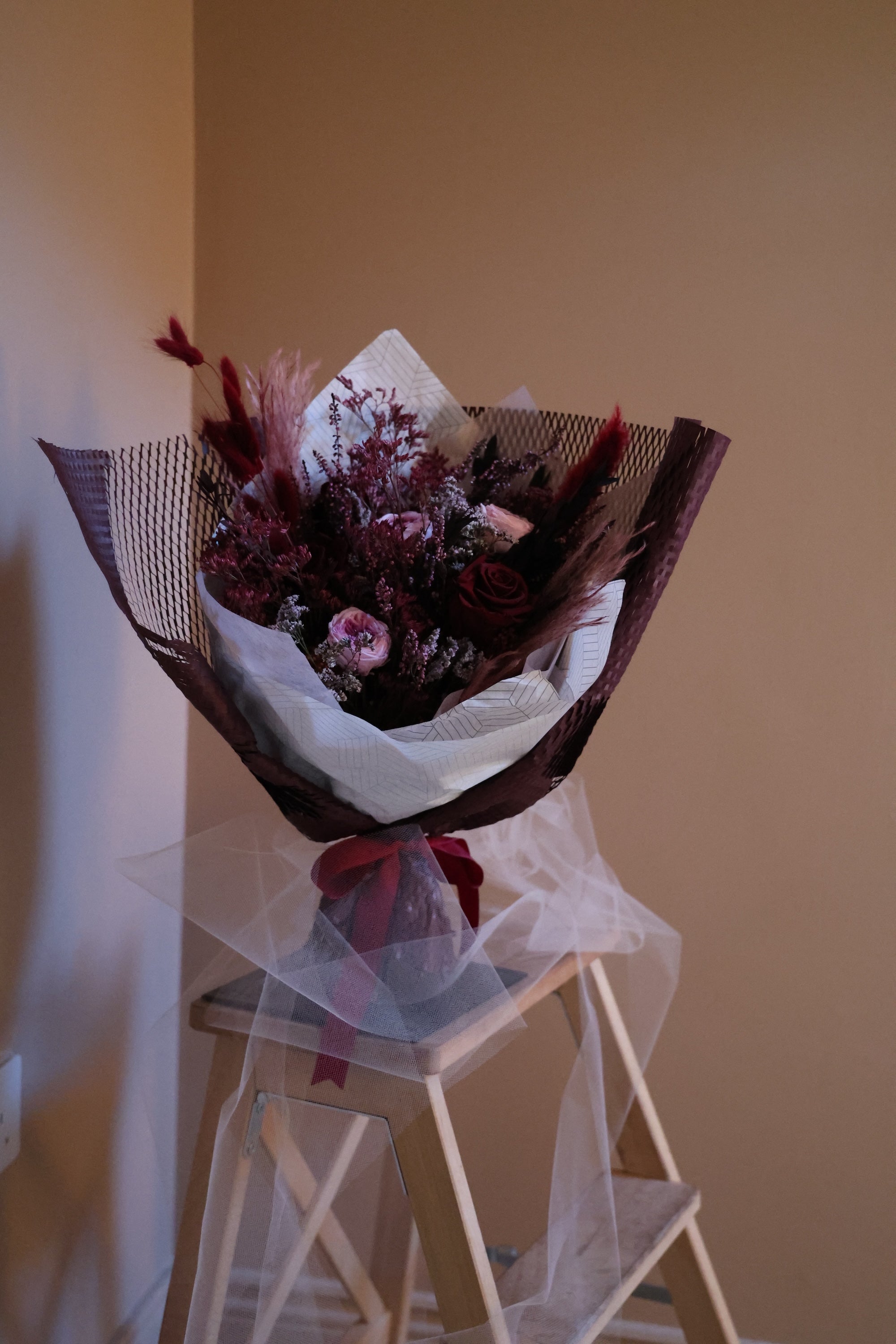 Our Magical Tales - Love Is Blind Bouquet (Petite Size with 7 Roses)