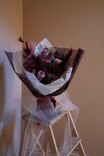 Load image into Gallery viewer, Our Magical Tales - Love Is Blind Bouquet (Petite Size with 7 Roses)
