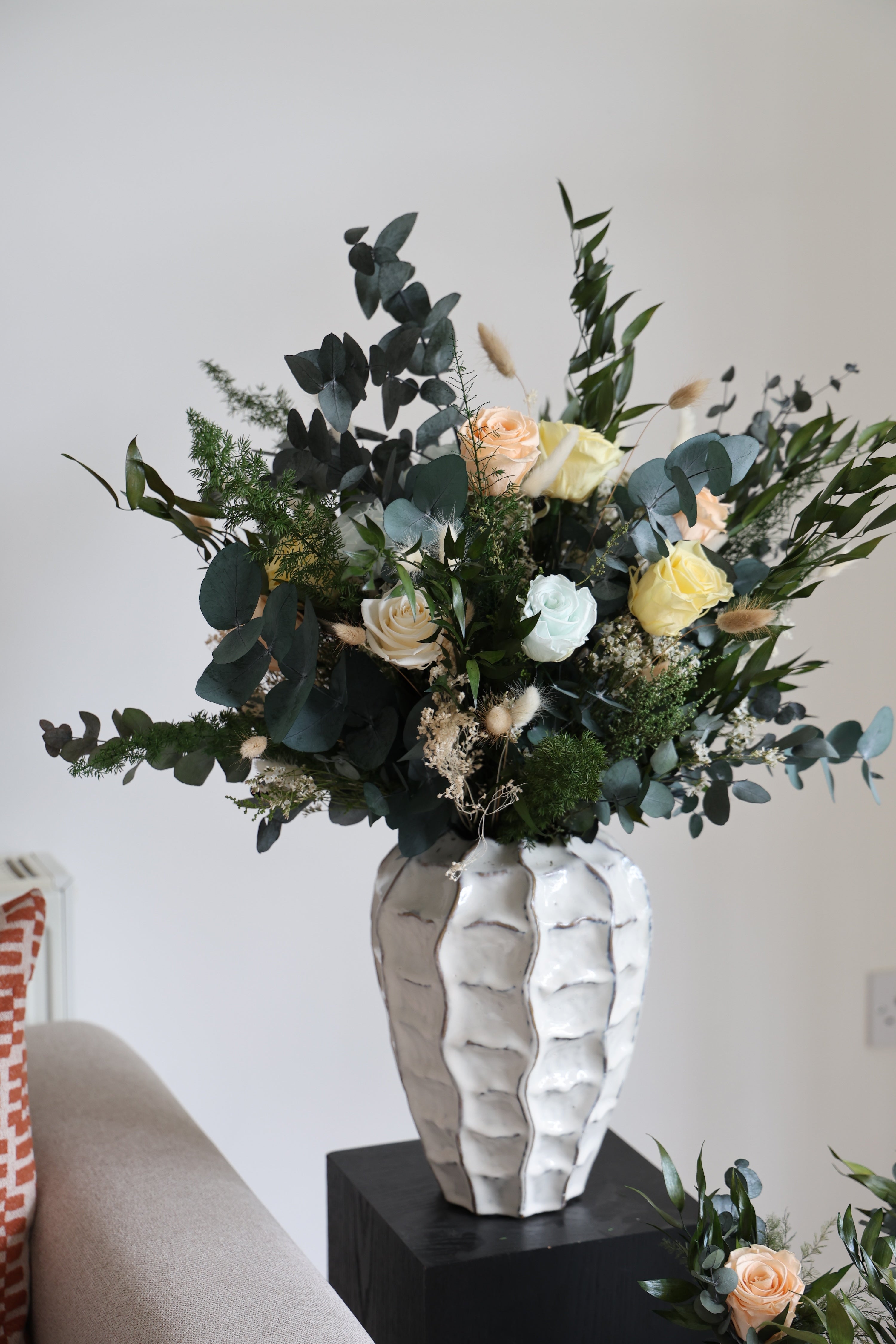 Summer 25 Collection - Roisin XXL 12-rose Bouquet (White/Light Yellow/Peach Tone)