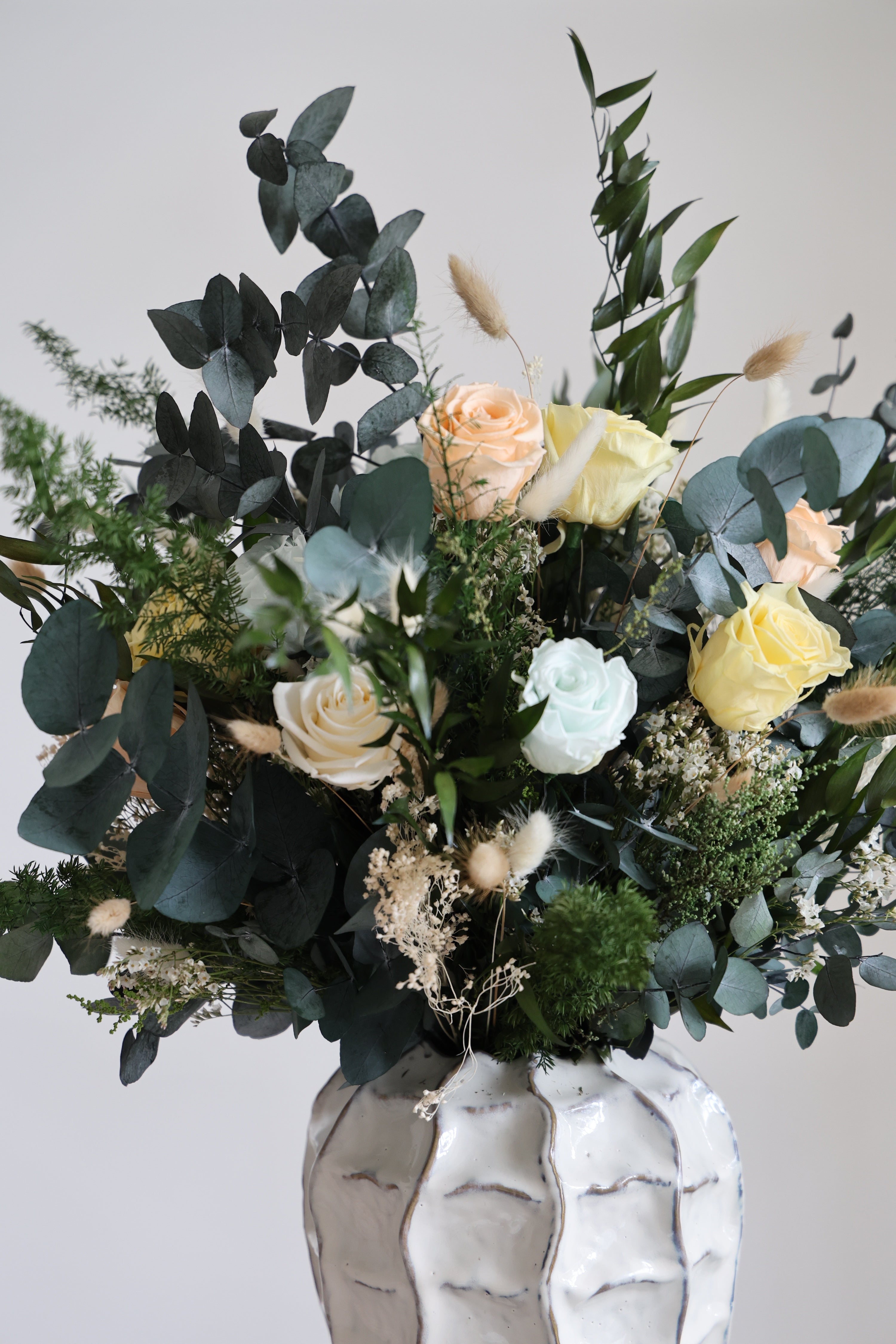 Summer 25 Collection - Roisin XXL 12-rose Bouquet (White/Light Yellow/Peach Tone)