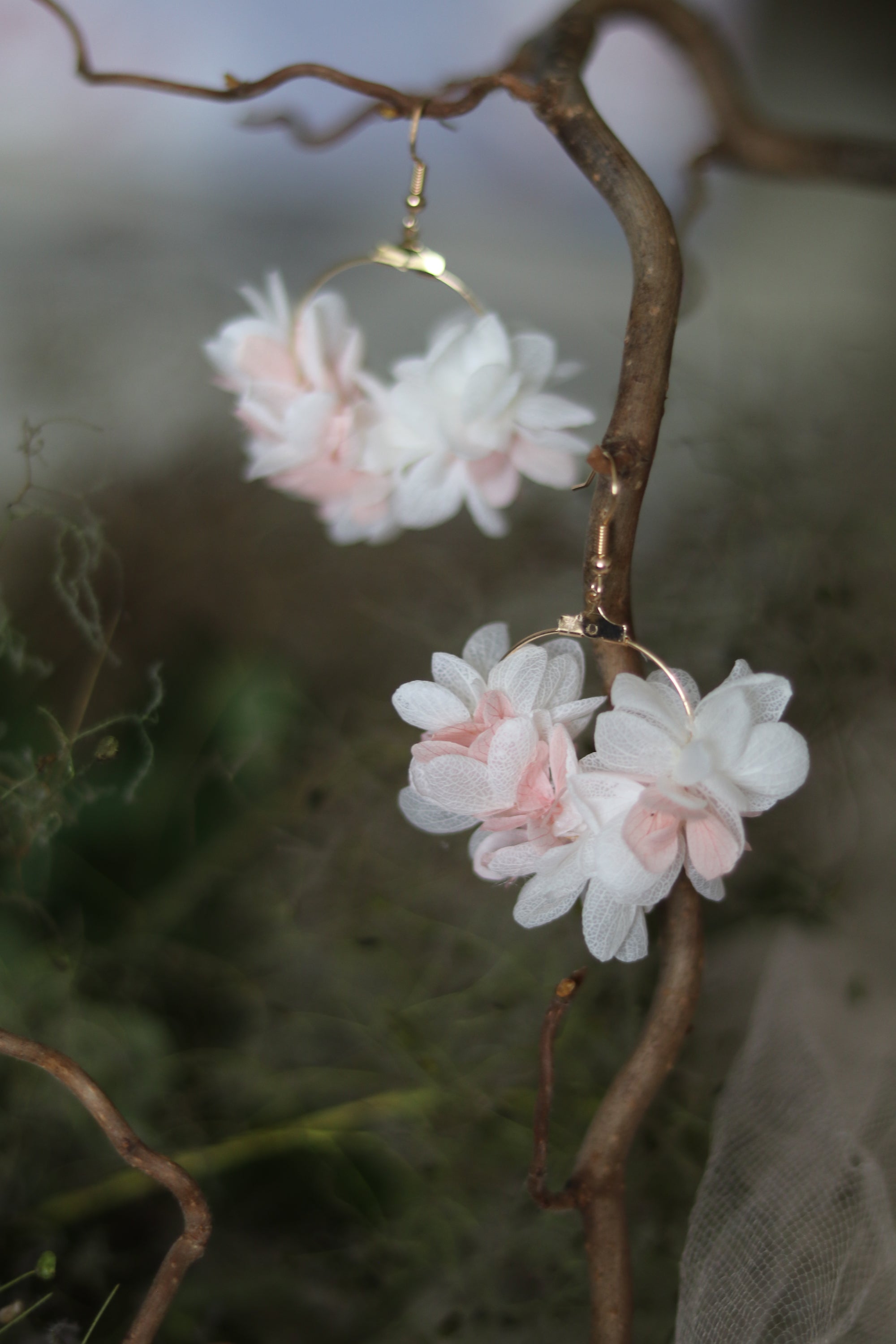 Everblooms Accessories - Enchanting Blooms Preserved Hydrangea Earrings (White and Pink))